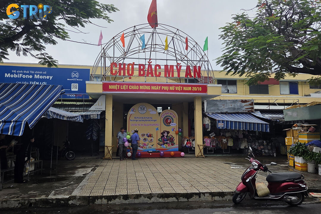 Bac My An Market is a lively local market in Da Nang, popular for its cheap and delicious street food, especially the famous avocado ice cream