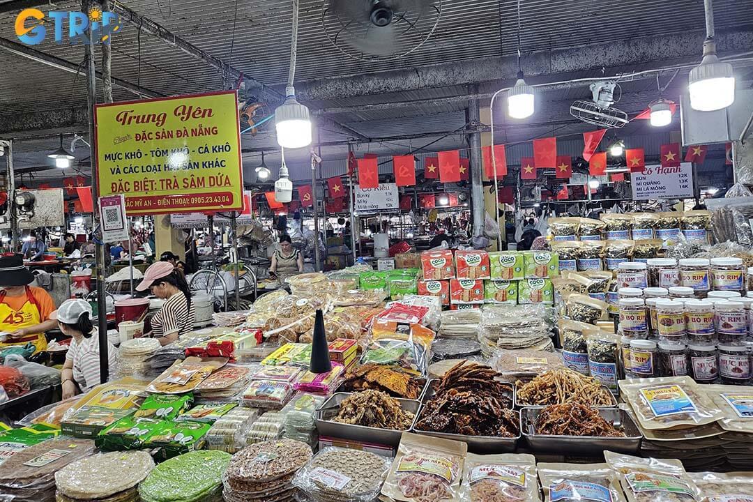 Bac My An Market is an ideal place to buy authentic Central Vietnamese sauces, from premium Nam O fish sauce to bold fermented specialties like mam nem and shrimp paste
