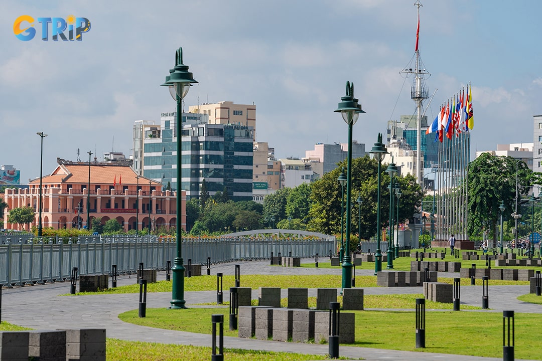 Bach Dang Park: A relaxing space where you can rest before visiting Bach Dang Wharf