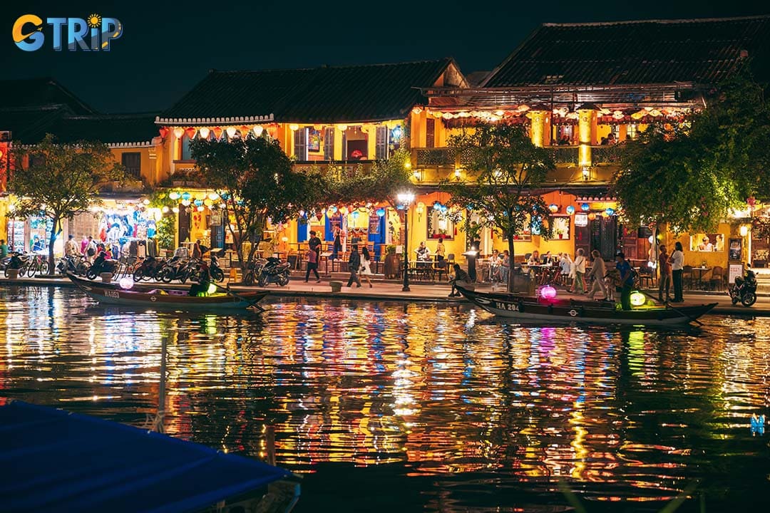 Bach Dang Street along the Hoai River is the best place to enjoy the view of the river at night, with many boats and lanterns
