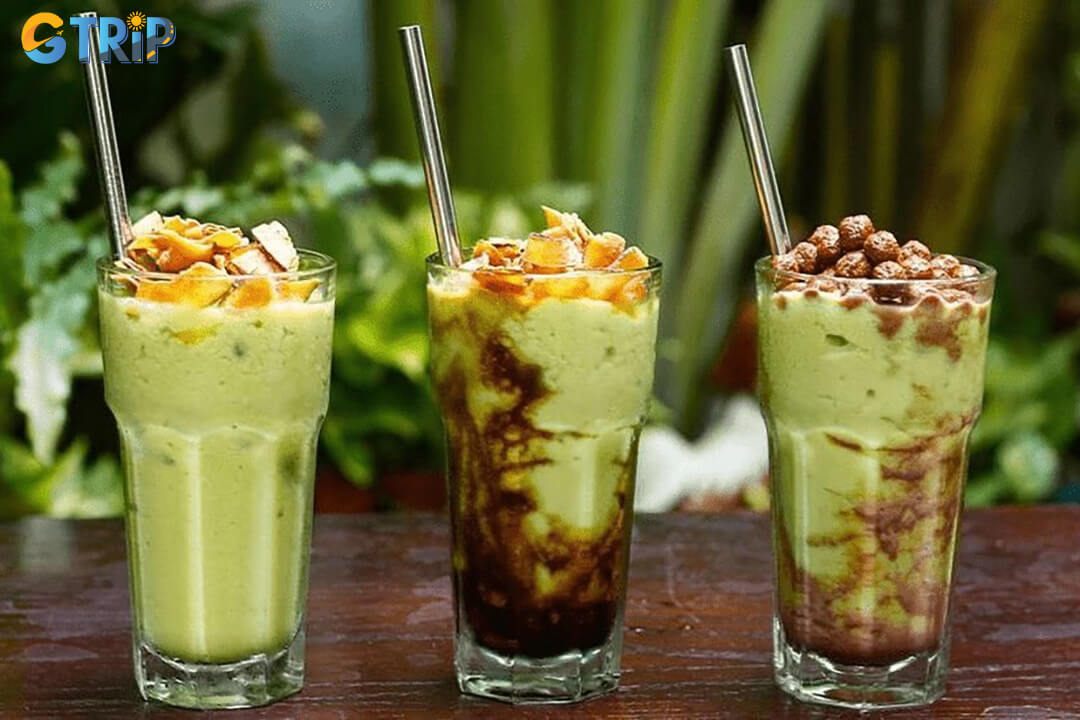 Bach Dang Walking Street is a paradise for food lovers, packed with lively stalls serving Da Nang specialties