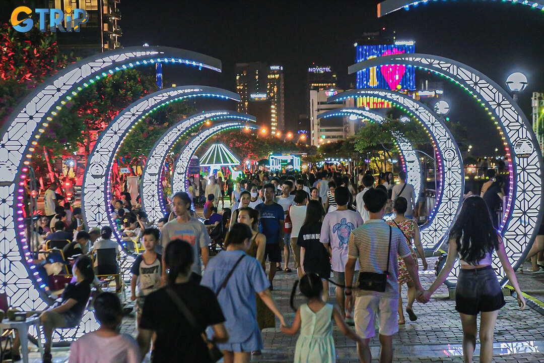 Bach Dang Walking Street offers a calm riverside stroll on weekdays and a livelier, family-friendly atmosphere on weekends, with easy access to the Dragon Bridge show