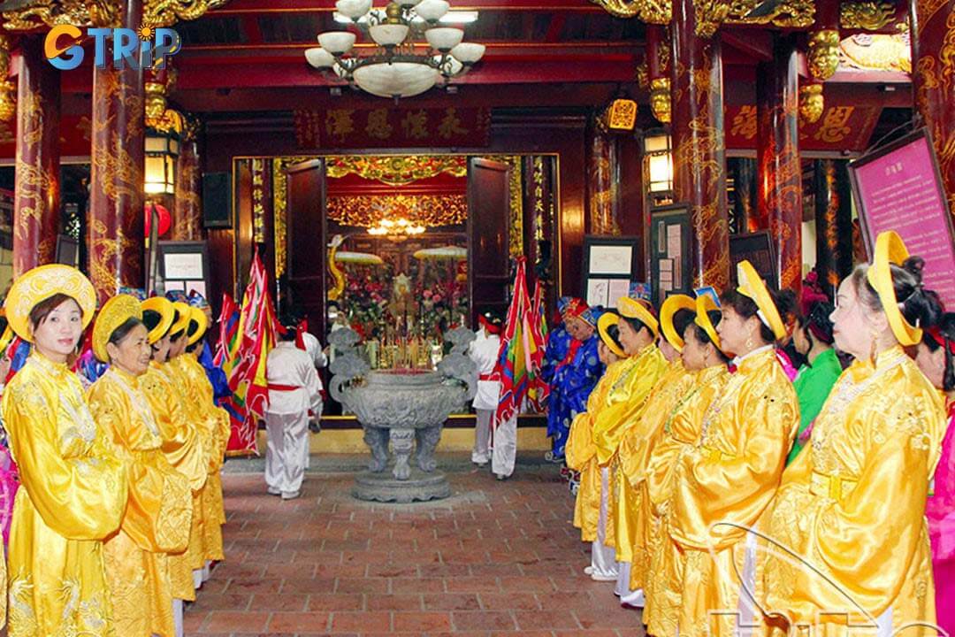You can road to Bach Ma Temple by bus
