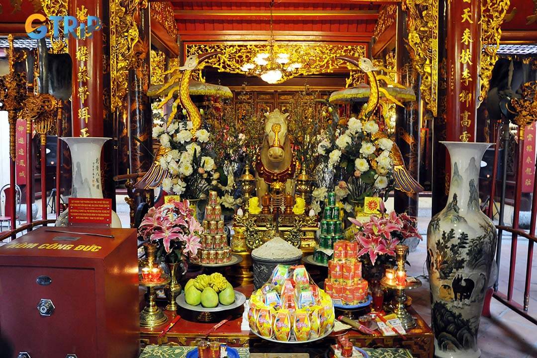 Bach Ma Temple features traditional northern Vietnamese architecture, with symbolic colors, intricate carvings, and a vaulted roof that reflects its rich cultural