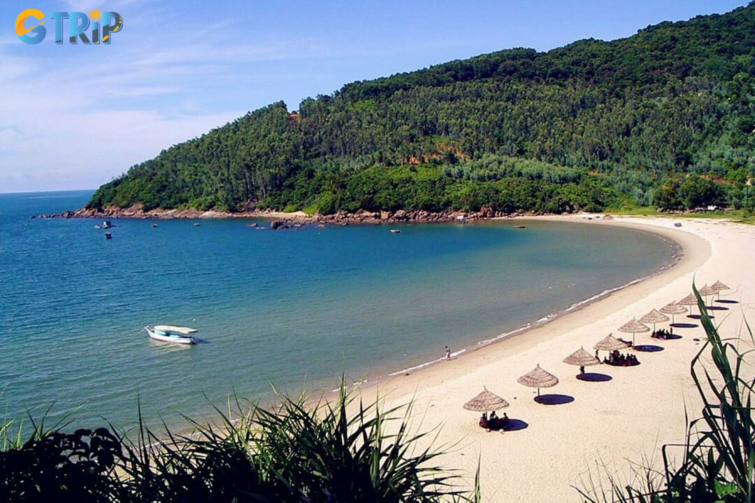 Bai But Beach offers a peaceful, crescent-shaped escape with easy access and beautiful views of both the sea and Da Nang’s skyline