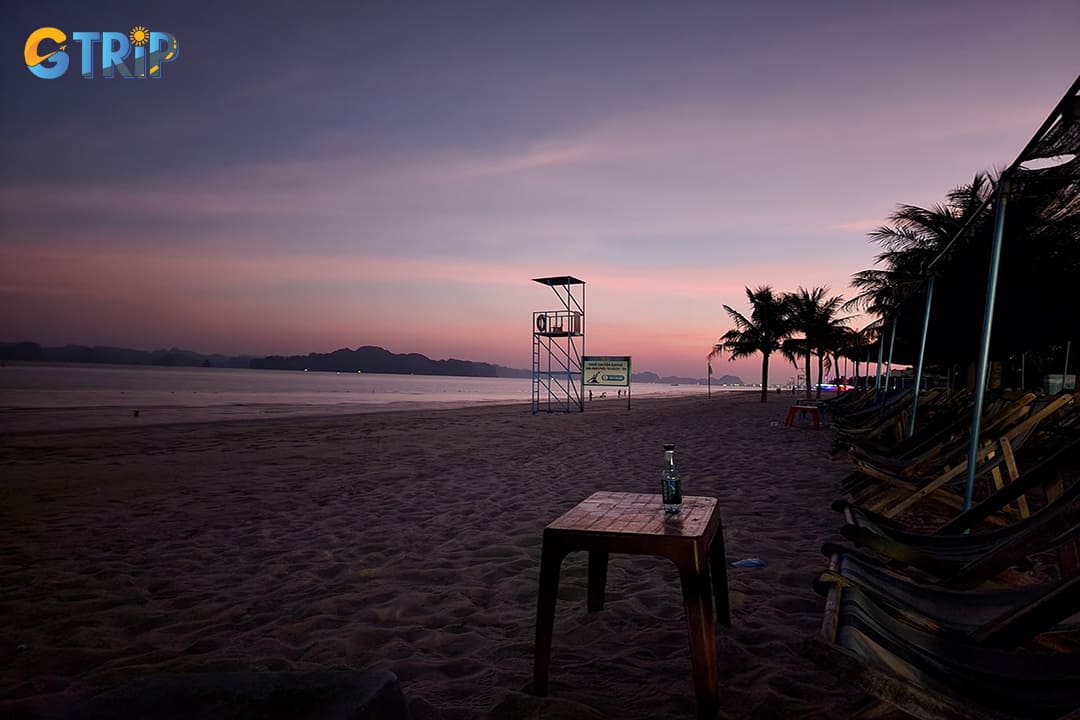 Bai Chay transforms into a bustling nightlife hub, offering a range of beach bars and clubs