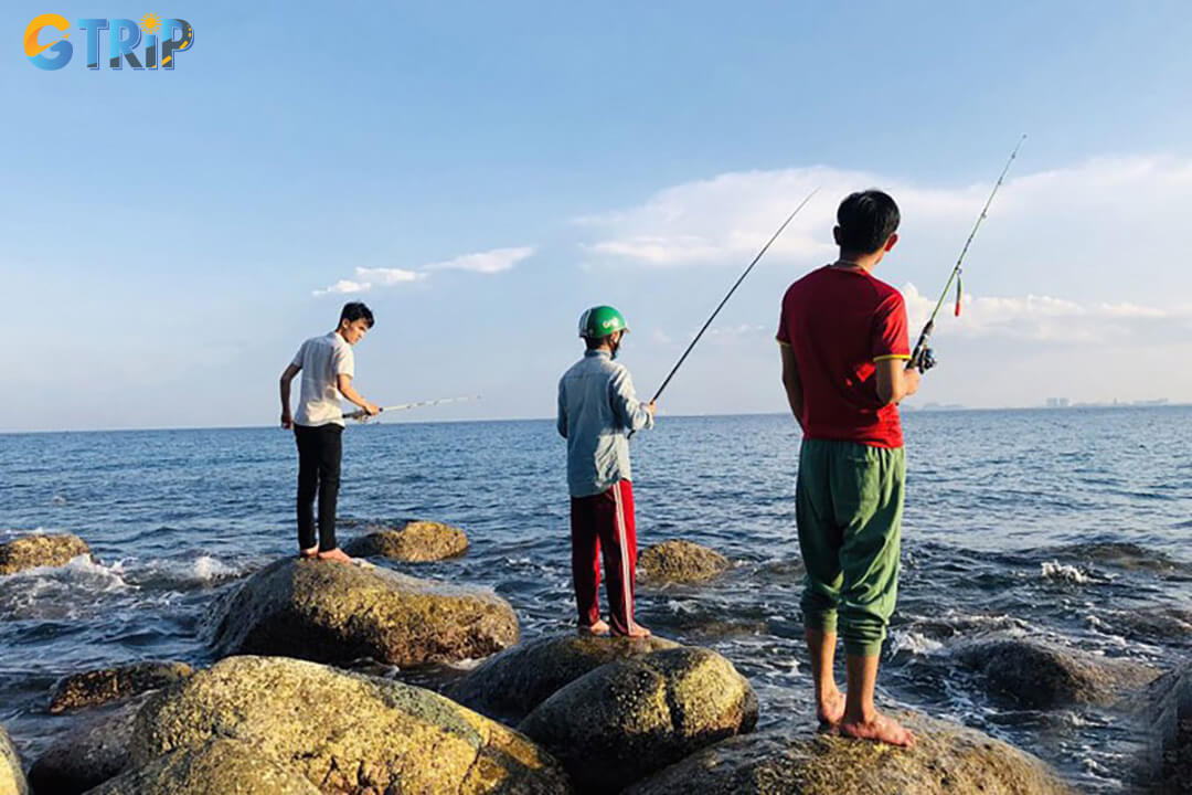 Bai Da on Son Tra Peninsula offers a quiet, authentic shore fishing experience in a pristine coastal setting