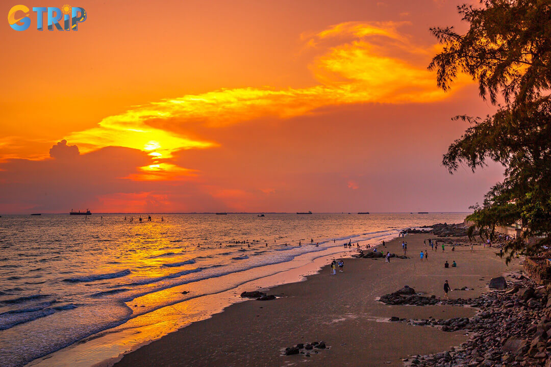 Bai Dau Beach is a quiet, rocky hideaway offering clear waters, dramatic scenery, and a tranquil retreat away from Vung Tau’s crowds