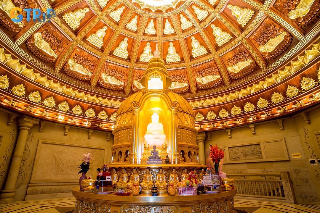 Bai Dinh Pagoda in Ninh Binh is one of the largest Buddhist ceremony venues in the country. If you have the opportunity, come to the pagoda and participate in the activities