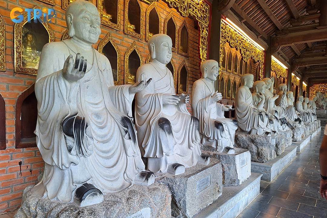 <i>In the afternoon, visit Bai Dinh Pagoda, Vietnam's largest Buddhist complex, featuring giant Buddha statues and peaceful gardens