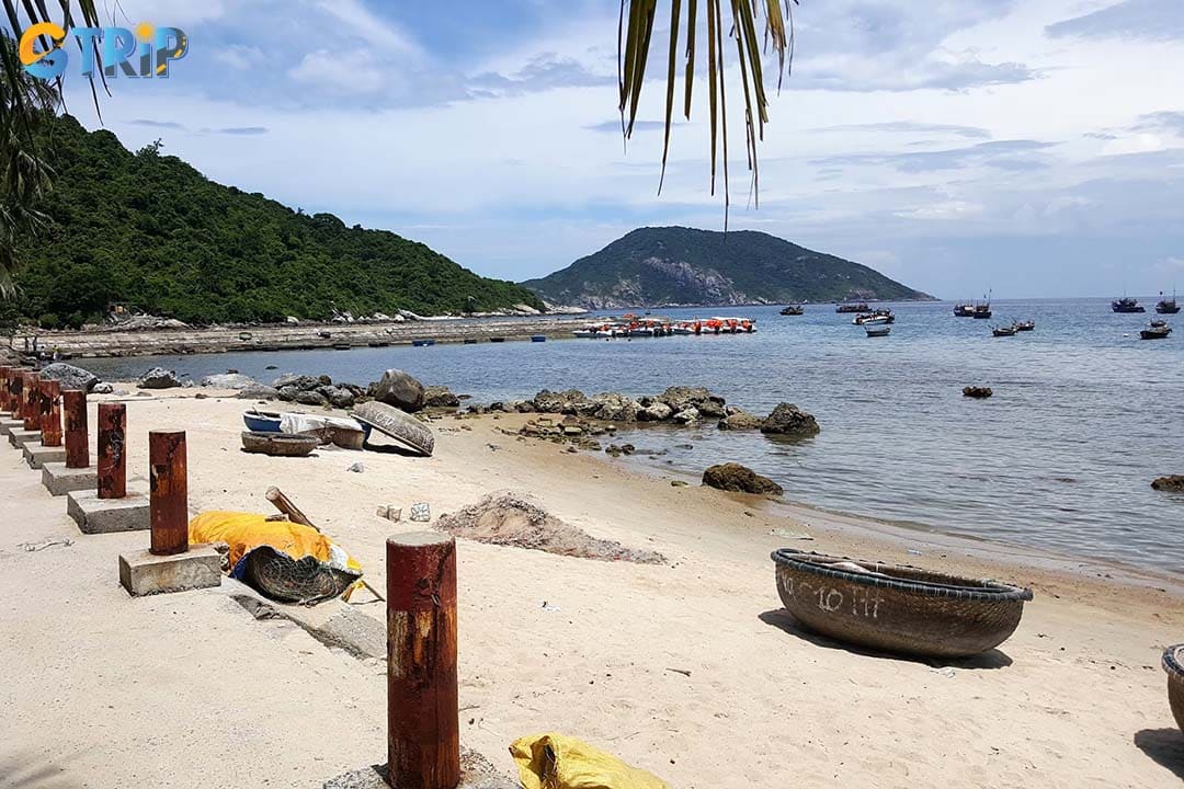 Bai Huong Village is a pristine fishing community nestled on the southeastern shore of Cham Island