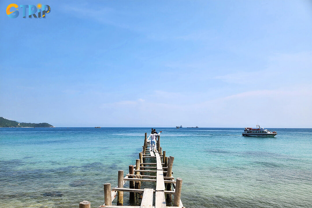 Bai Ong Beach combines pristine natural beauty with easy access and well-organized amenities, making it the most visitor-friendly spot in the Cham Islands