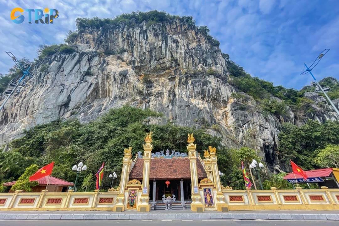 Bai Tho Mountain got it name in 1468 when King Le Thanh Tong, inspired by the beauty of the landscape, composed and engraved a poem on its southern cliff