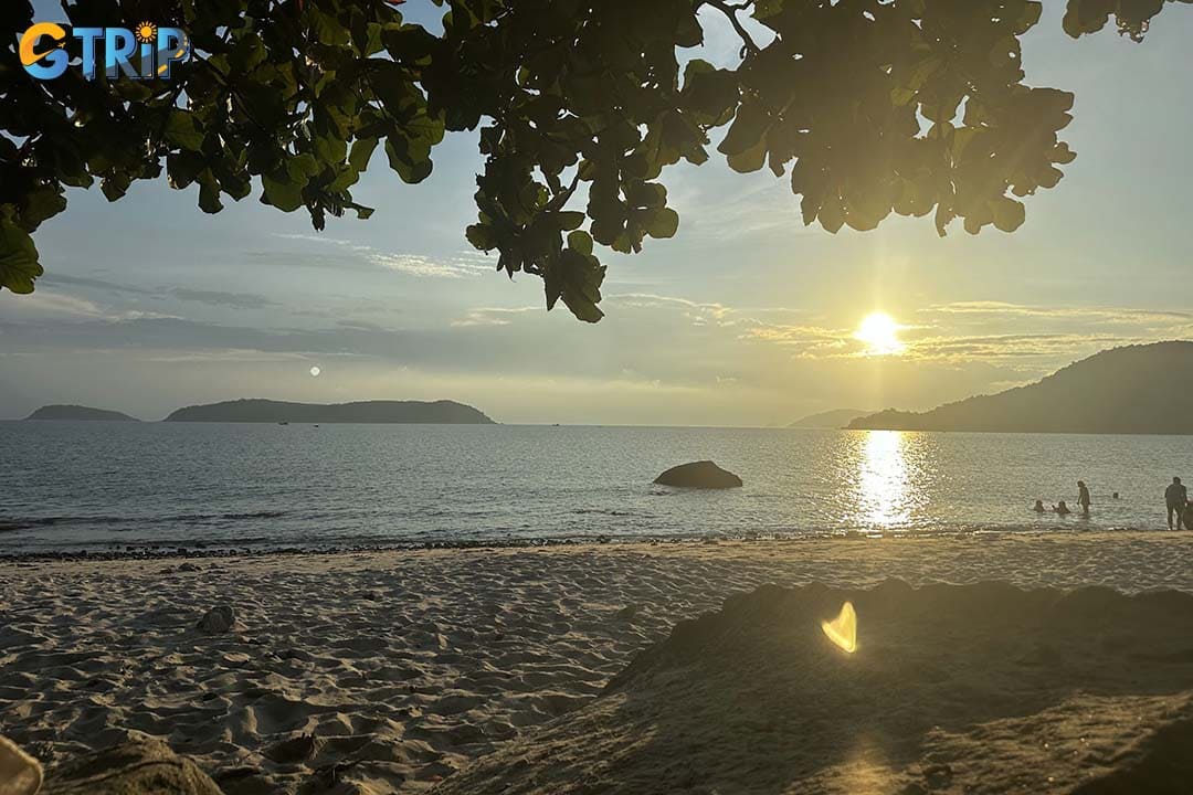 Bai Xep Beach is ideal to swim, sunbath, relax and chill