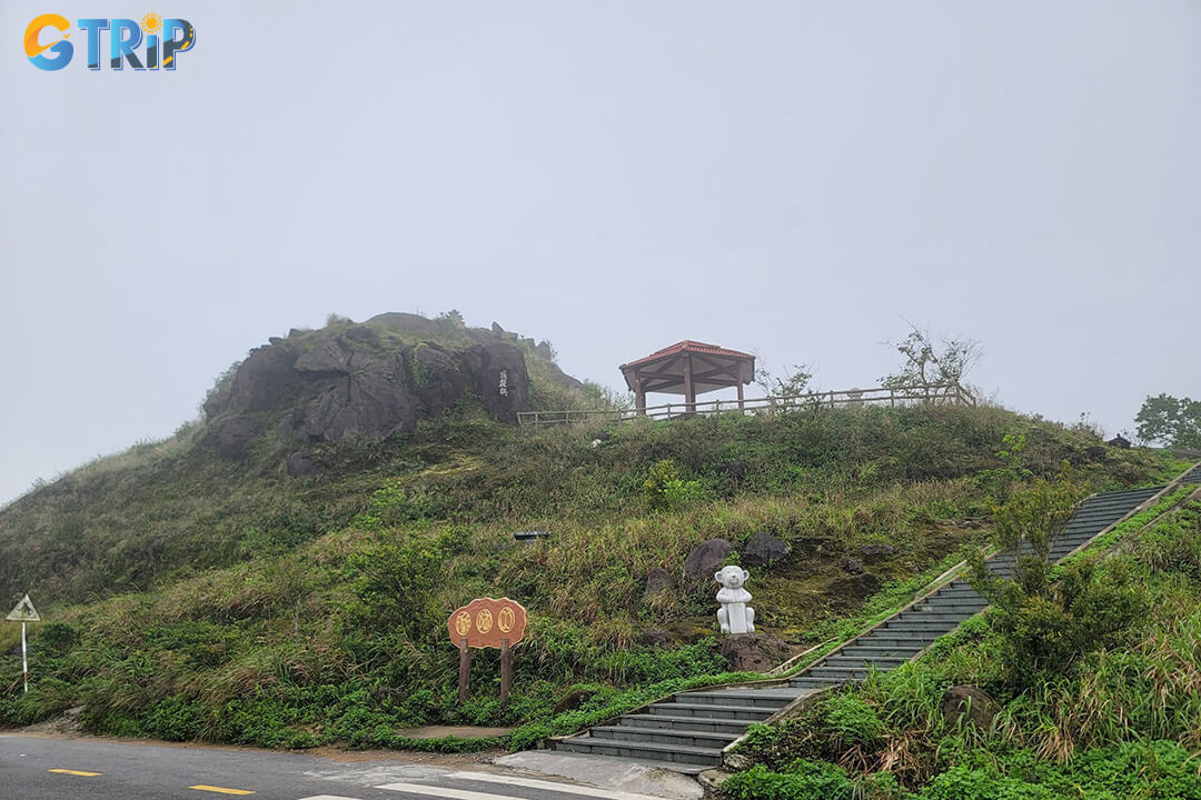 Ban Co Peak can be reached by motorbike, car or taxi, guided Jeep tour, or a challenging hike, each offering a different balance of adventure, safety, and convenience