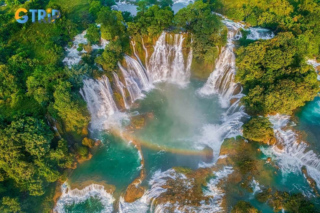 Ban Gioc Waterfall offers a unique charm in every season, from the dramatic cascades of the rainy season to the clear skies and lush landscapes of autumn