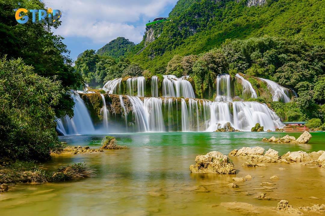 Ban Gioc Waterfall stuns visitors with its multi-tiered cascades and breathtaking border landscape