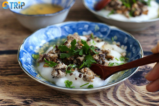 Banh duc nong is a warm Hanoi classic, pairing silky rice cakes with savory broth, pork, mushrooms, and herbs for a comforting winter street food
