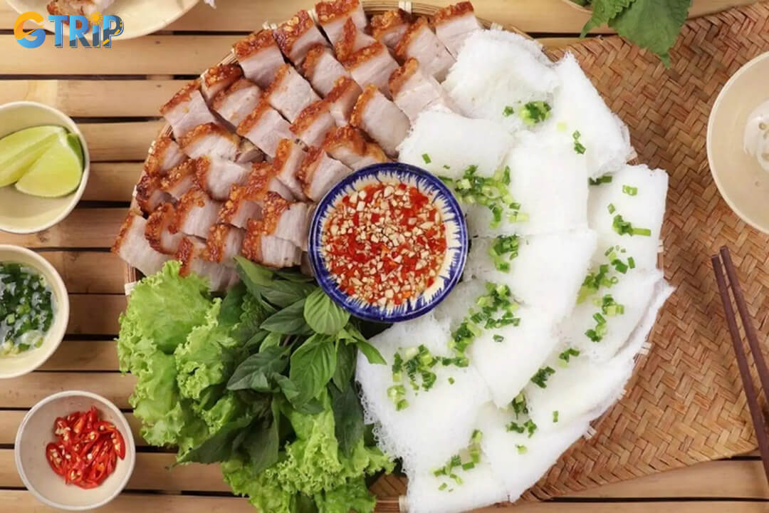 Banh hoi heo quay pairs delicate rice vermicelli with crispy roasted pork, fresh herbs, and dipping sauce for a flavorful, textural Saigon breakfast