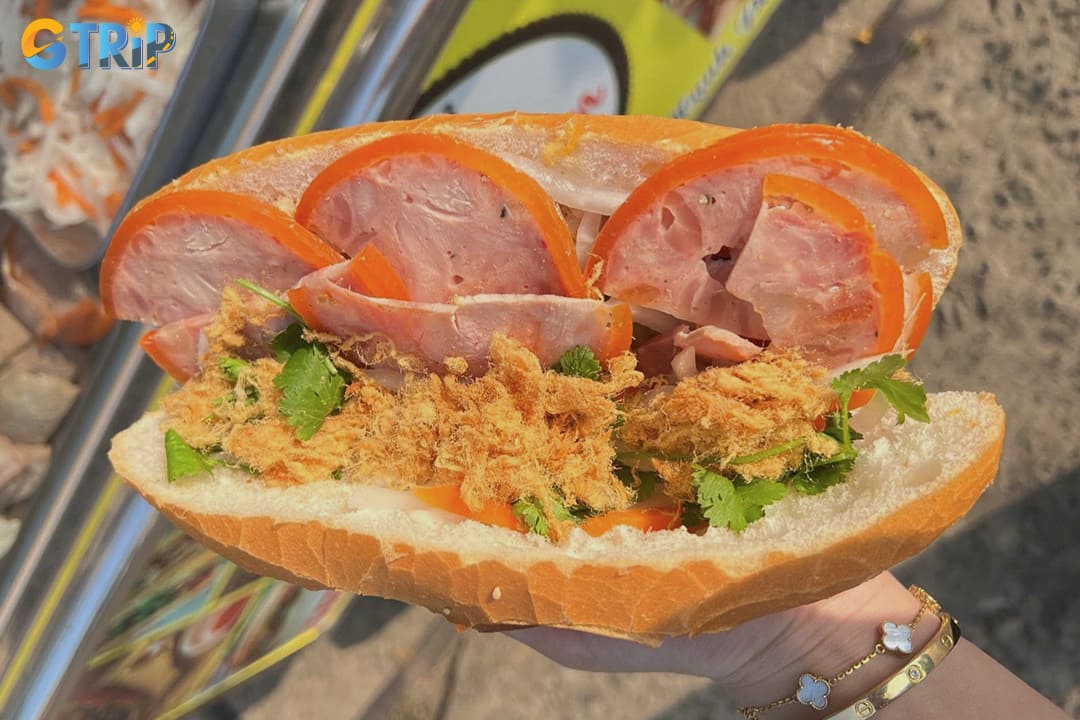 Banh mi Pho Co is a must-try spot when visiting Vietnam</i