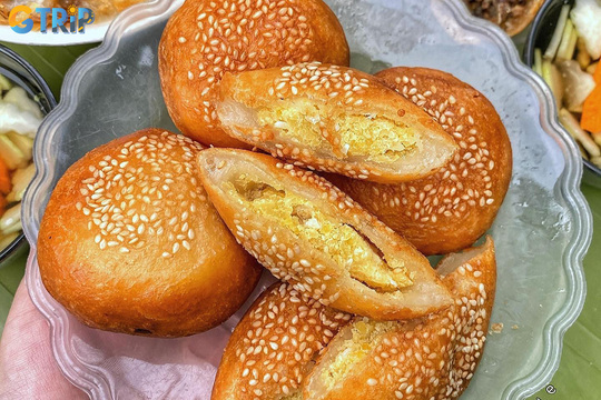 Banh ran are golden, sesame-coated glutinous rice balls, sweet or savory, offering a crispy outside and chewy inside, beloved in Hanoi street food