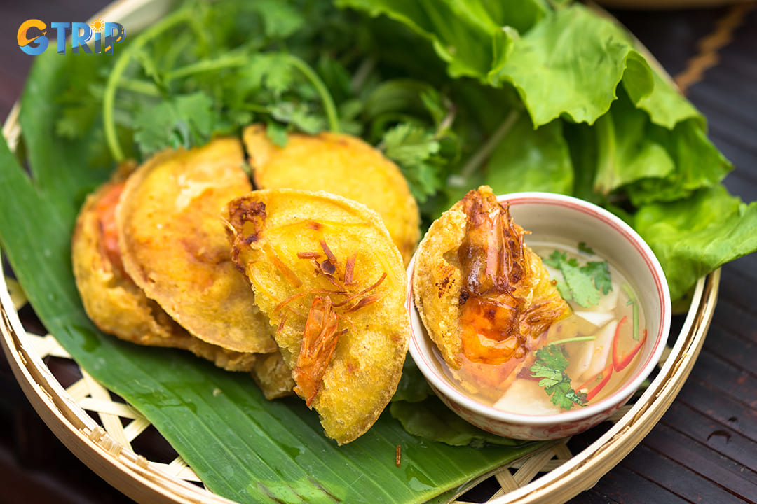Banh tom Ho Tay (West Lake shrimp fritters) is the local food that you should try