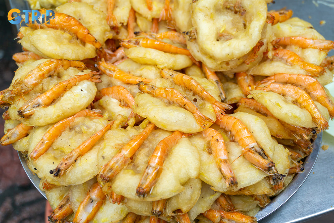 Banh tom Tay Ho (West Lake shrimp cakes) is a crispy delicacy that originated from the shores of Hanoi's largest freshwater lake