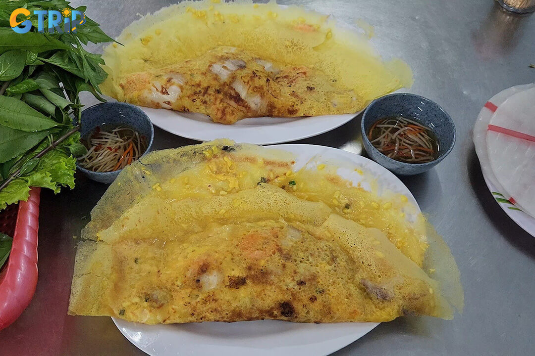 Banh xeo 276 serves hot, crispy-edge pancakes with shrimp, pork, and bean sprouts in a casual, budget-friendly street food setting