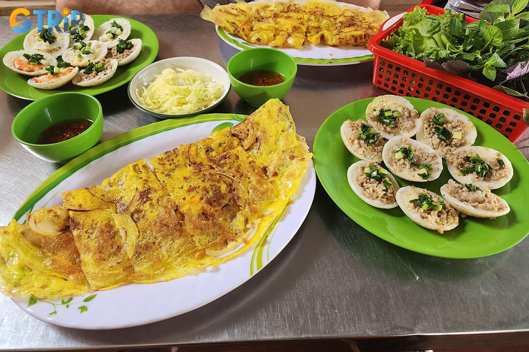 Banh xeo Co Trang delights with ultra-crispy, thin pancakes filled with classic pork, shrimp, and bean sprouts in a humble, home-style setting