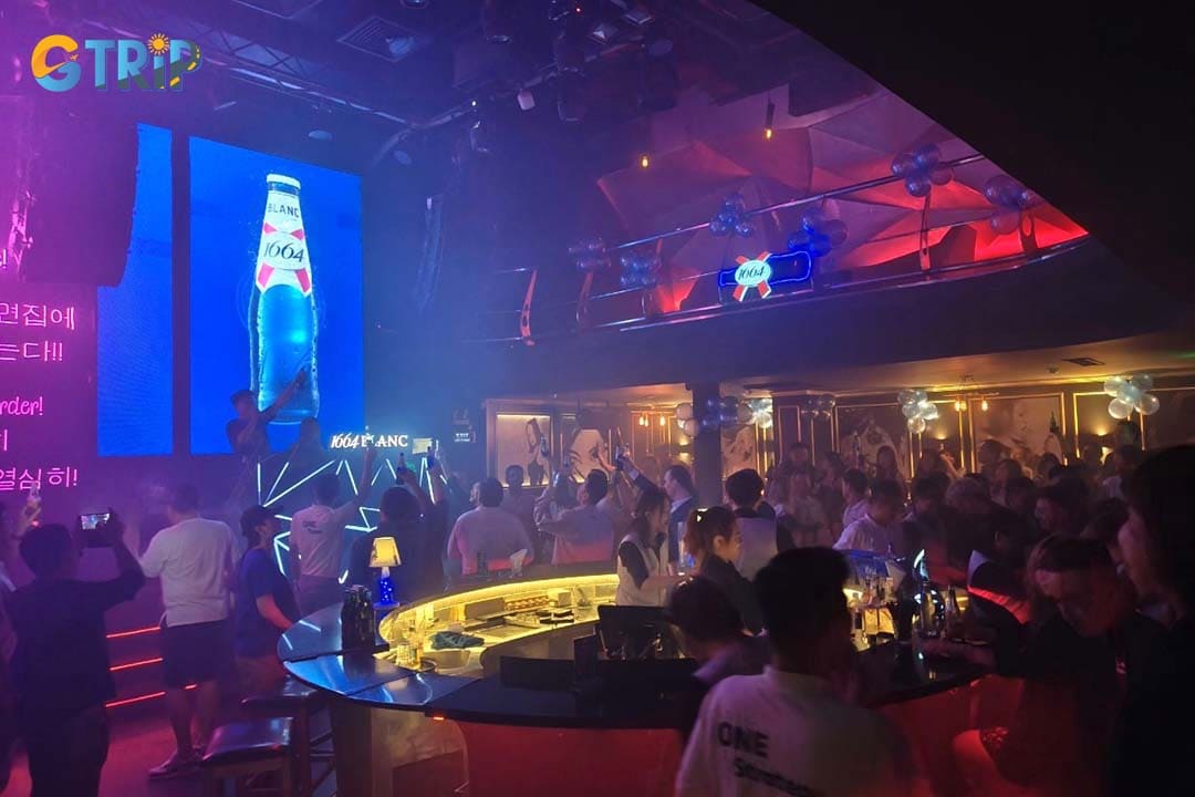 Bar Lush is famed for its vibrant parties, mainstream-friendly Hip-Hop, R&B, and EDM music, spacious dance floor, VIP tables, and themed ladies' nights