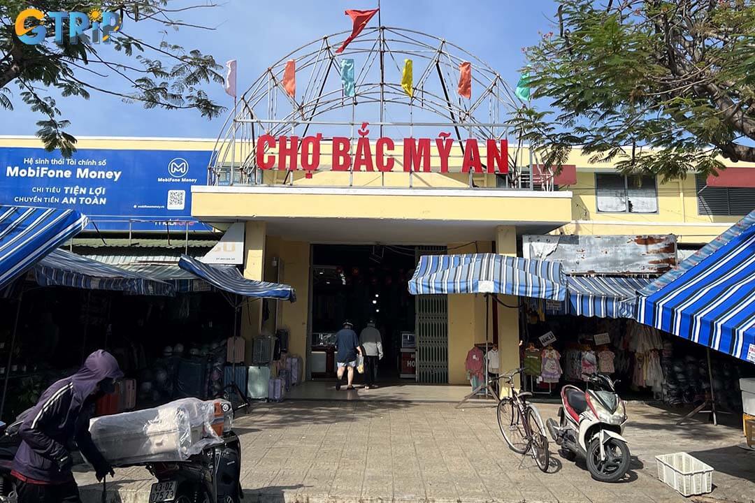 Bargaining is expected for non-food items like souvenirs and clothing, while food and drinks are sold at fixed prices