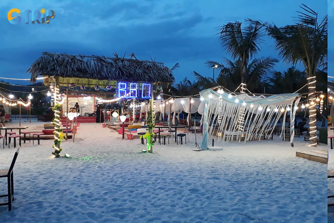 A BBQ restaurant on the shore for the dining experience