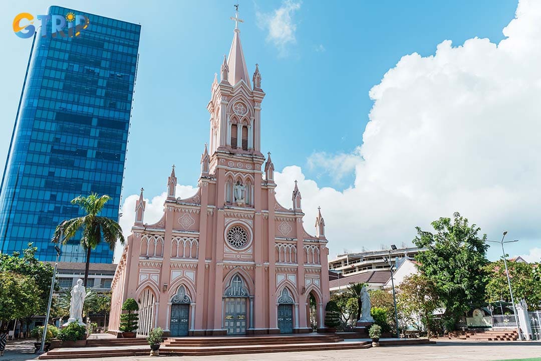 Before shopping at Le Duan Night Market, you can pay a visit to a beautiful Da Nang Cathedral (Pink Church)