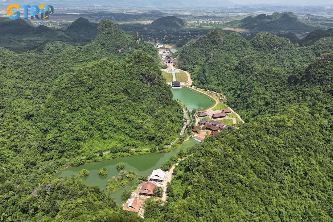 Begin your journey to Thung Ui at the Bai Dinh Pagoda parking area, about 3 km away, then follow the “Bai Dinh 2026” sign at the welcome gate to enter the valley