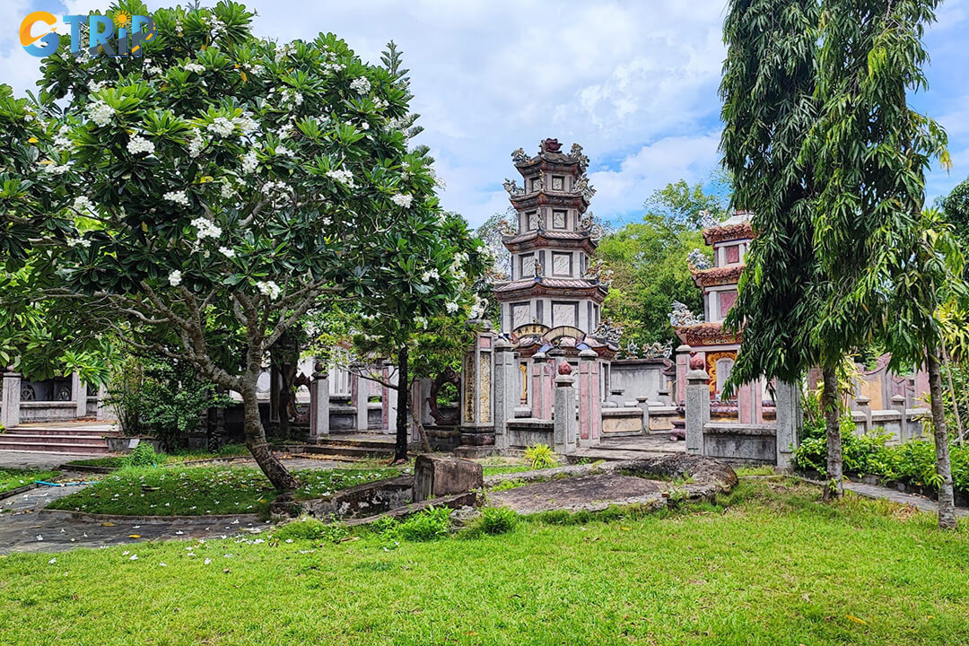 Behind the main hall, a quiet courtyard and Ancestor Hall preserve the pagoda’s spiritual lineage within a peaceful, intimate setting