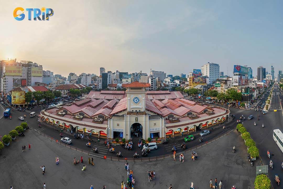 Ben Thanh Market offers diverse shopping experiences, from tourist-friendly souvenirs to rich selections of fabrics and garments