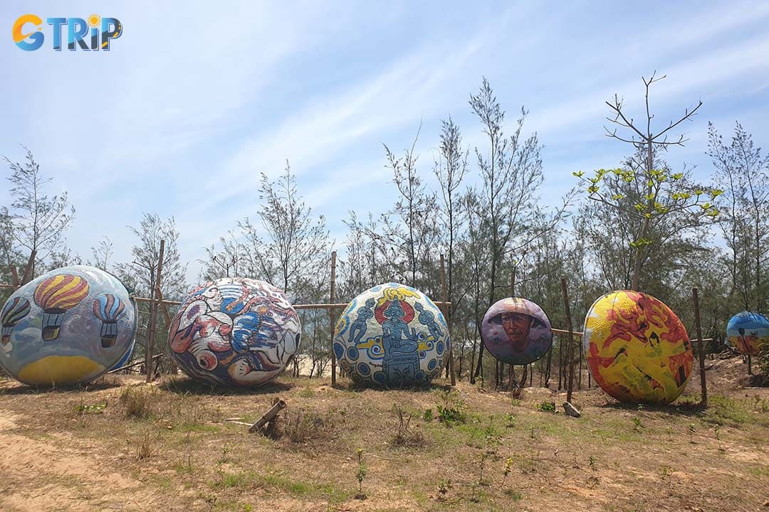 Besides colorful walls, the basket boats at the village are also artful