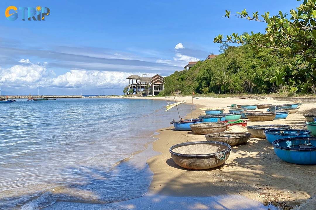 Besides discovering the local fishing life, you can try experiencing a traditional basket boat ride