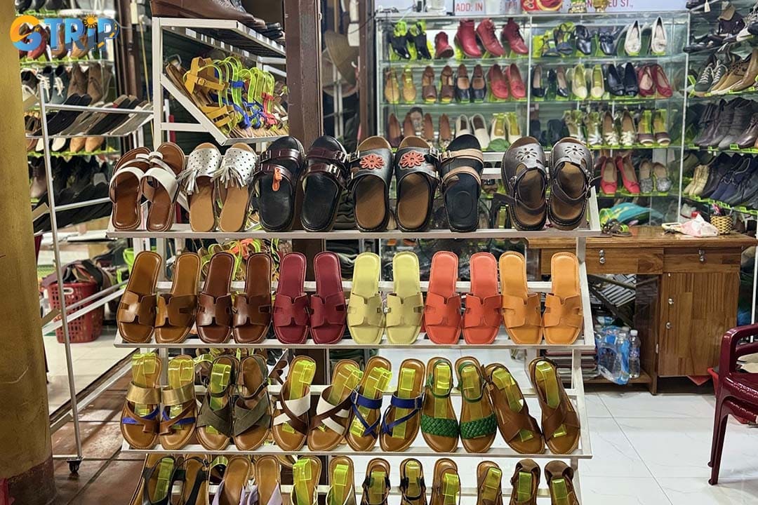 Besides fabrics, nearby stalls also sell clothes, shoes, and accessories