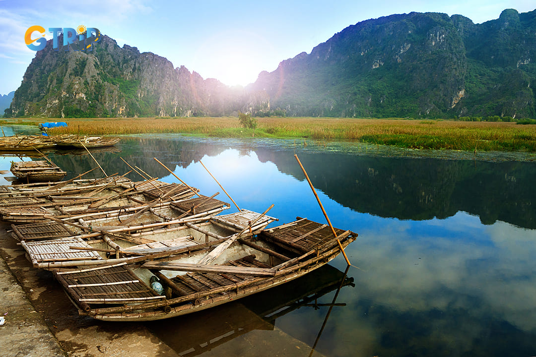 Wooden boats are always ready for a boat tour to serve tourists