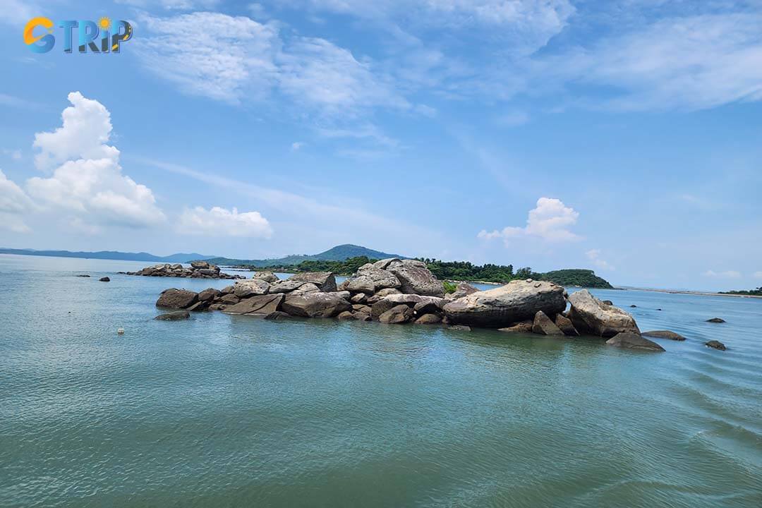 The best time to visit Cai Chien Island is from October to April