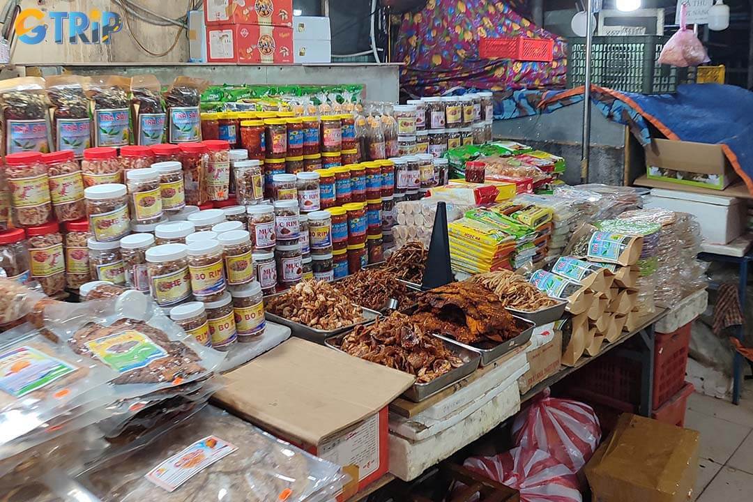 Beyond its food stalls, Bac My An Market is a great place to find authentic local souvenirs, from teas and spices to the iconic Golden Star Balm and fragrant essential oils