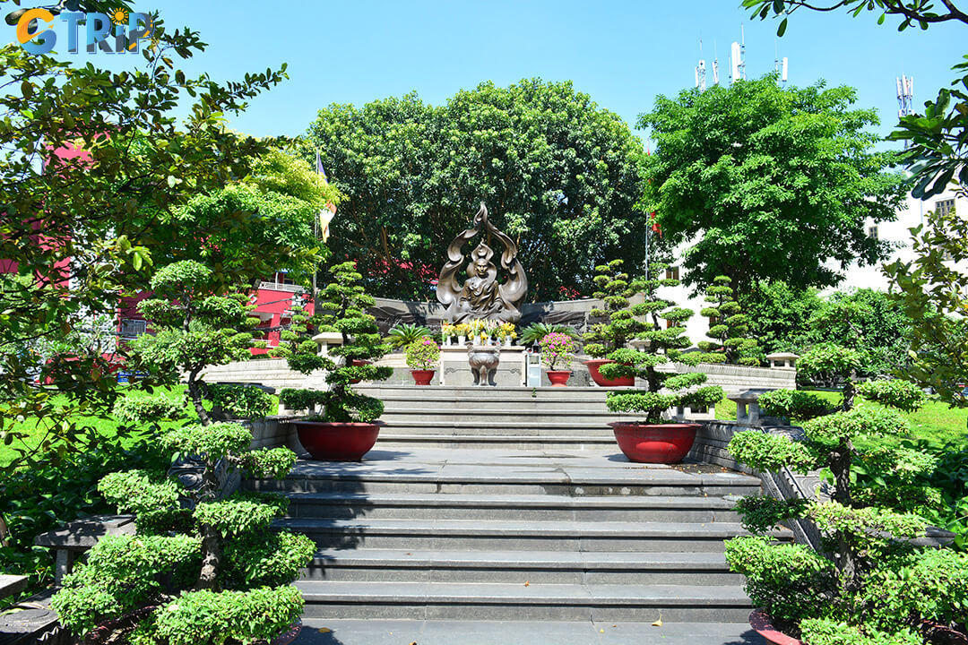 Beyond its history, the monument offers a peaceful retreat with shaded benches, flowering trees, and a lotus pond