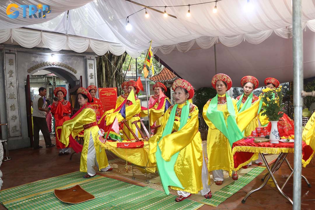 Beyond rituals and processions, the festival delights visitors with Quan Ho folk singing, water puppetry, and traditional folk games