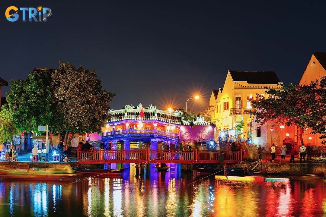 Beyond the main lantern streets, you can enjoy the beautiful scene of lanterns at the Japanese Covered Bridge at night
