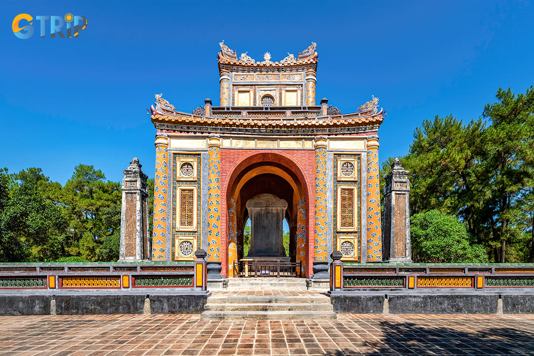 Bi Dinh Pavilion houses a 20-ton stone stele inscribed with Khiem Cung Ky, an autobiography written by Emperor Tu Duc himself