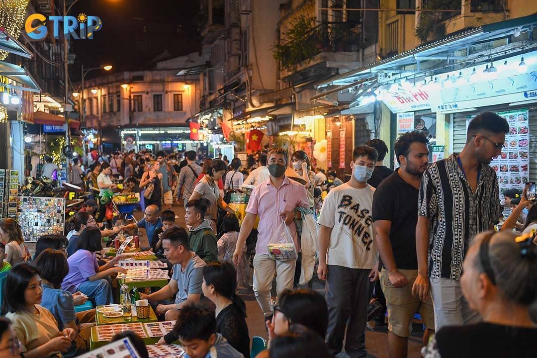 Sampling fresh, affordable bia hoi is the heart of the Bia Hoi Corner experience, where locals and visitors bond over shared toasts and simple street charm