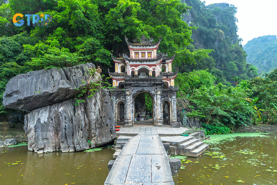 The entrance of Bich Dong Pagoda