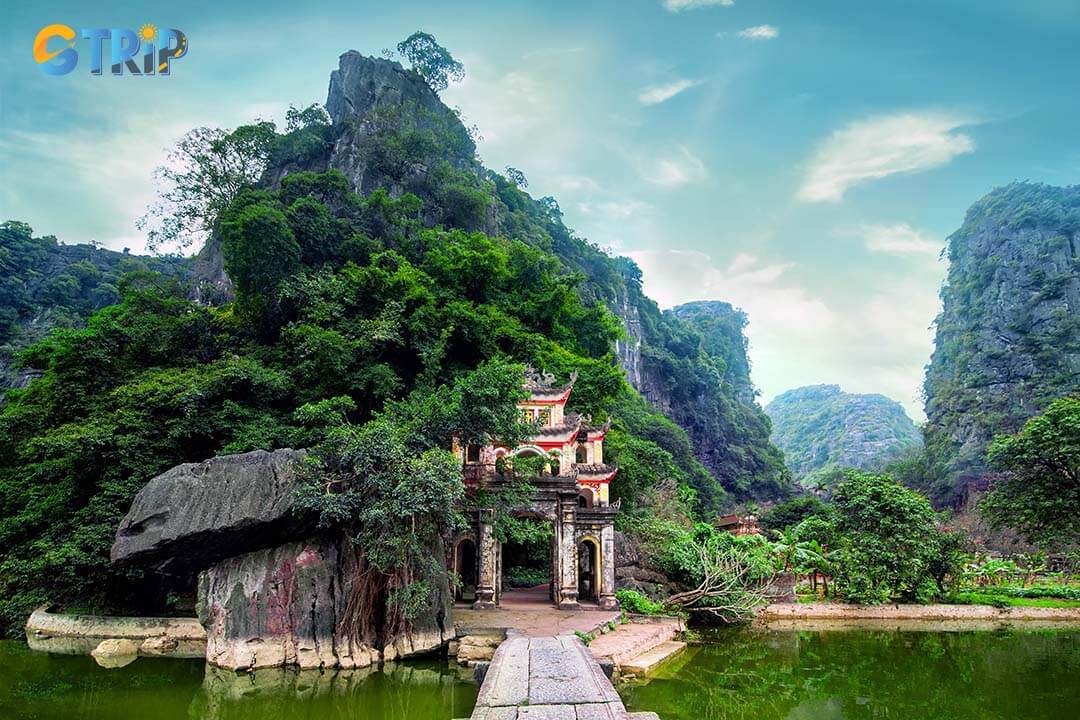 You can go to Bich Dong Pagoda to pray for luck and peace during the International Labor Day holiday