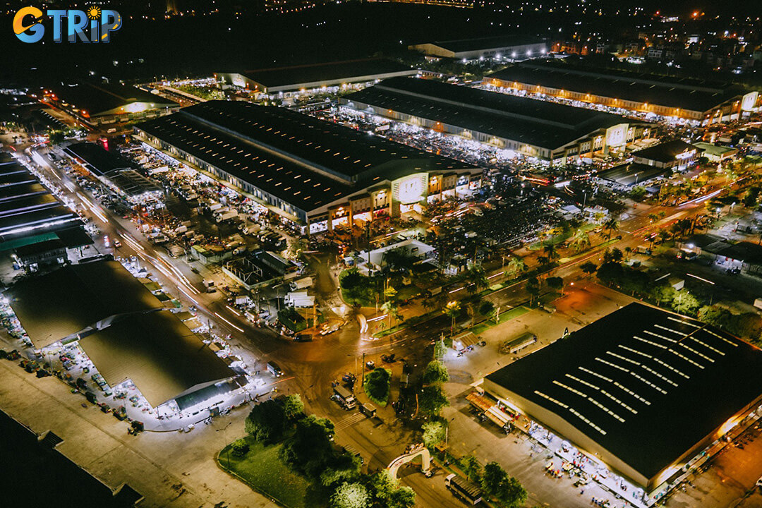 Binh Dien Market, spanning 65 hectares with over 1,400 vendors, is Vietnam’s largest wholesale hub for seafood and produce